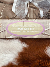 Load image into Gallery viewer, Realtree Camo Boxed Baby Gift Set
