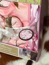Load image into Gallery viewer, Realtree Pink Camo Boxed Baby Gift Set
