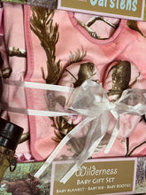 Load image into Gallery viewer, Realtree Pink Camo Boxed Baby Gift Set
