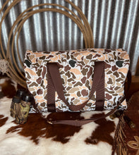 Load image into Gallery viewer, Hunters Edge Duffle Bag

