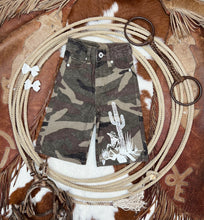 Load image into Gallery viewer, Camo Semi Crop Jeans
